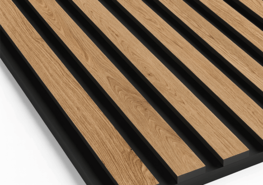 Gros plan de la texture en bois du panneau acoustique ALPHA-Akupanel